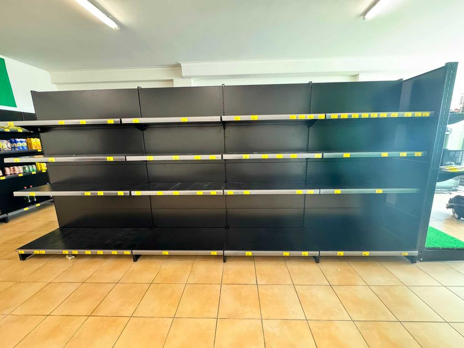Gôndolas muito bem preservada para o seu comércio