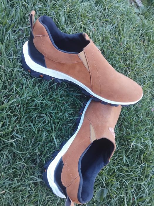 Кросівки коричневі