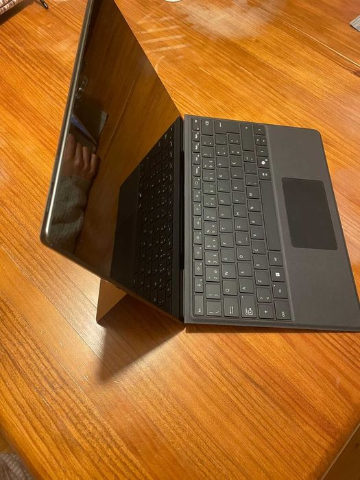Microsoft Surface Pro 9 com teclado e caneta (Surface Slim Pen 2).