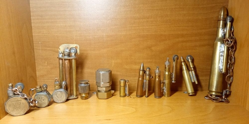 Колекція з 11 запальничок ручної роботи