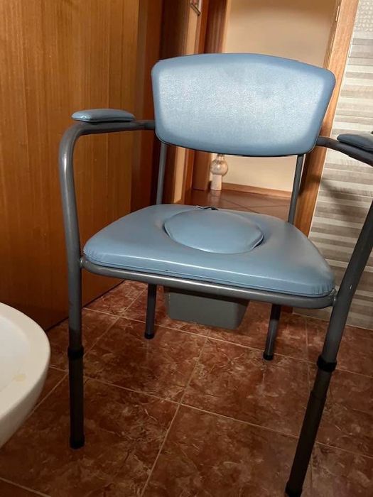 Cadeira de banho (c/ deposito para necessidades)