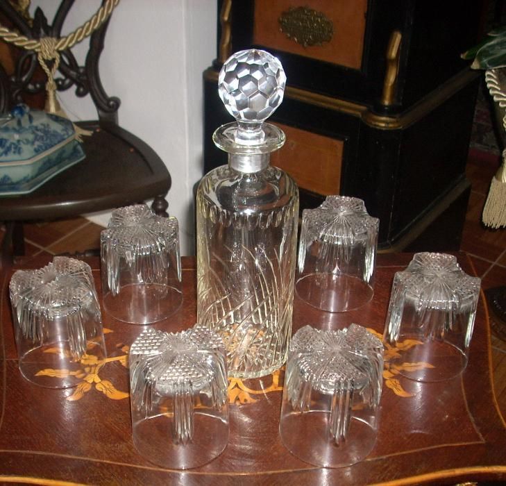 Antiga garrafa e copos em cristal lapidado