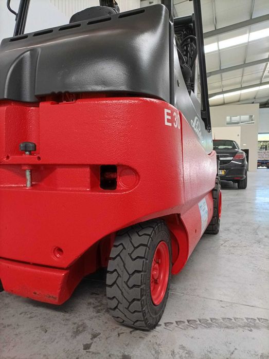 EMPILHADOR ELÉTRICO LINDE E30-02/600 — 3 TONELADAS
