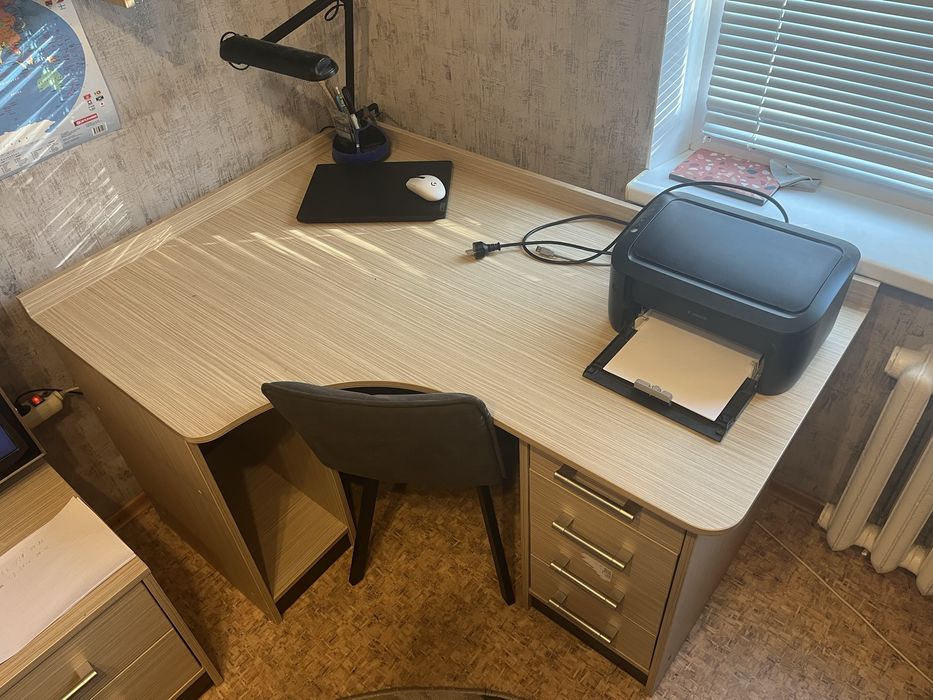 Письмовий стіл з дерева