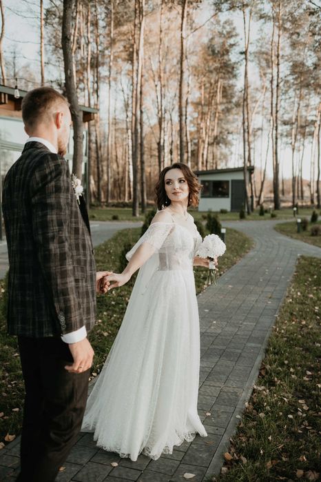 Неймовірна весільна сукня, гарно переливається