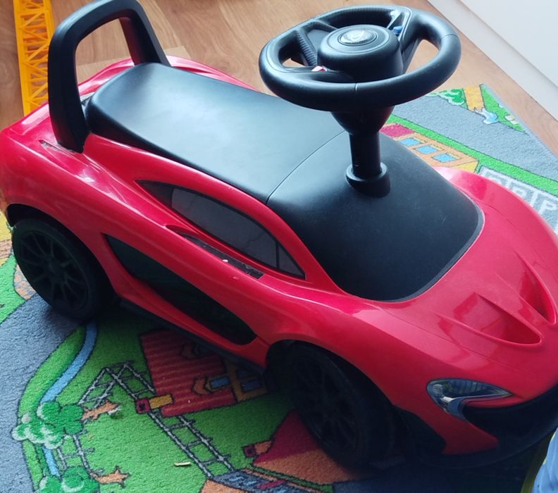 Samochodzik pchacz McLaren P4 czerwony– nie mieści się do paczkomatu
