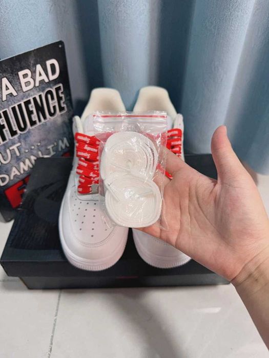 Białe buty Nike x Supreme w rozmiarze 38