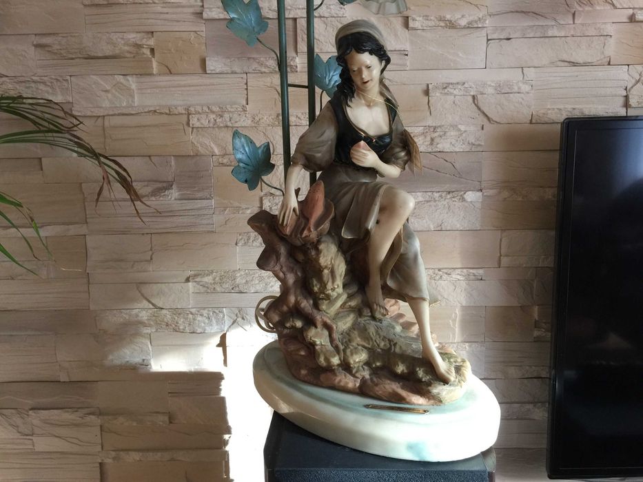 Piękna Włoska Lampka Nocna Postaciowa Marmur Alabaster