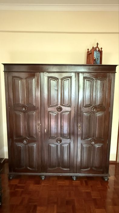 Roupeiro antigo em madeira maciça torneada