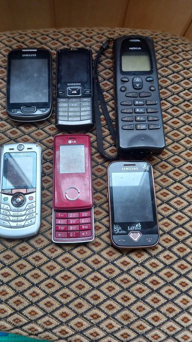 Мобильные телефоны.