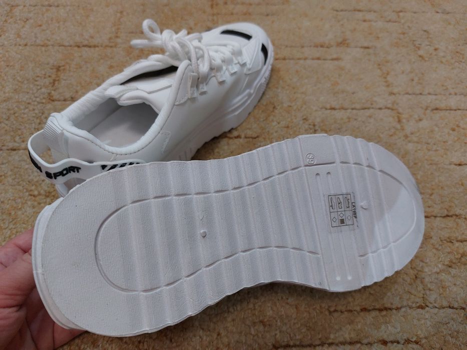 Okazja cenowa Buty damskie białe rozmiar 39