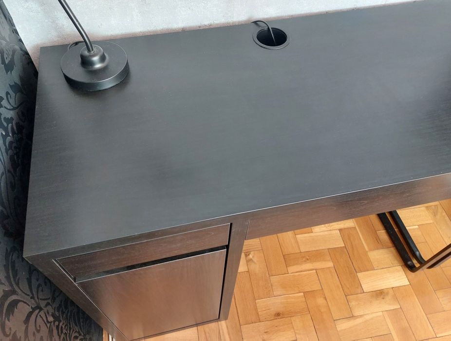 Czarne biurko ikea