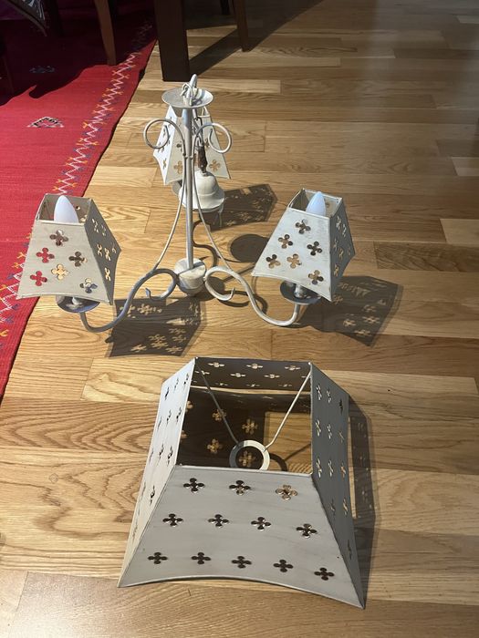 Candeeiro de teto em ferro e um abajur