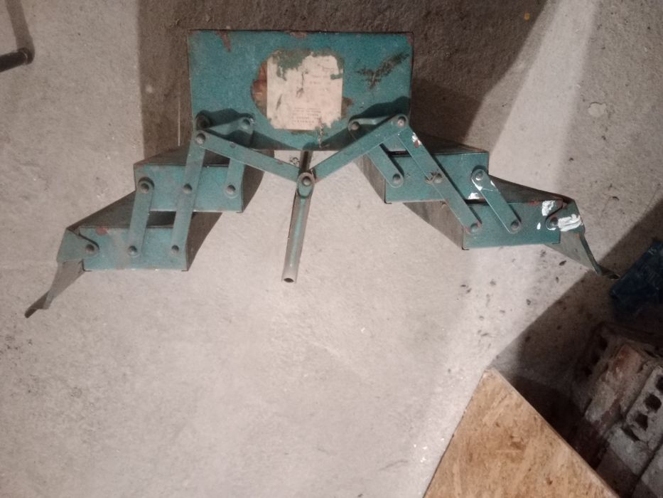 Skrzynka metalowa, narzędziowa z czasów PRL.