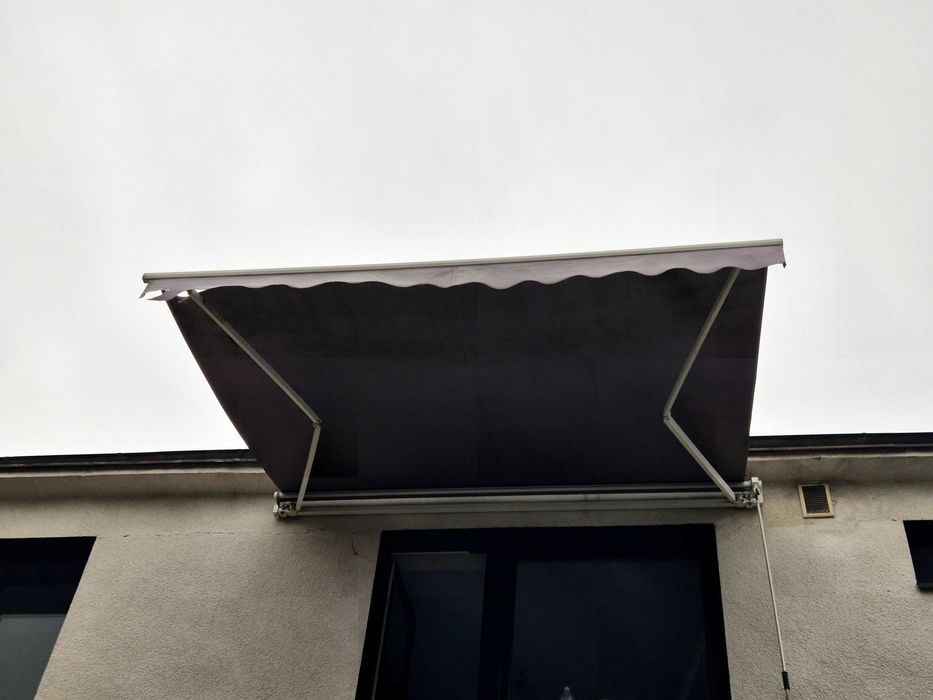 Pergola z uszkodzonym materialem