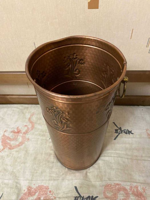 Підставка для парасольок виготовлена з міді.