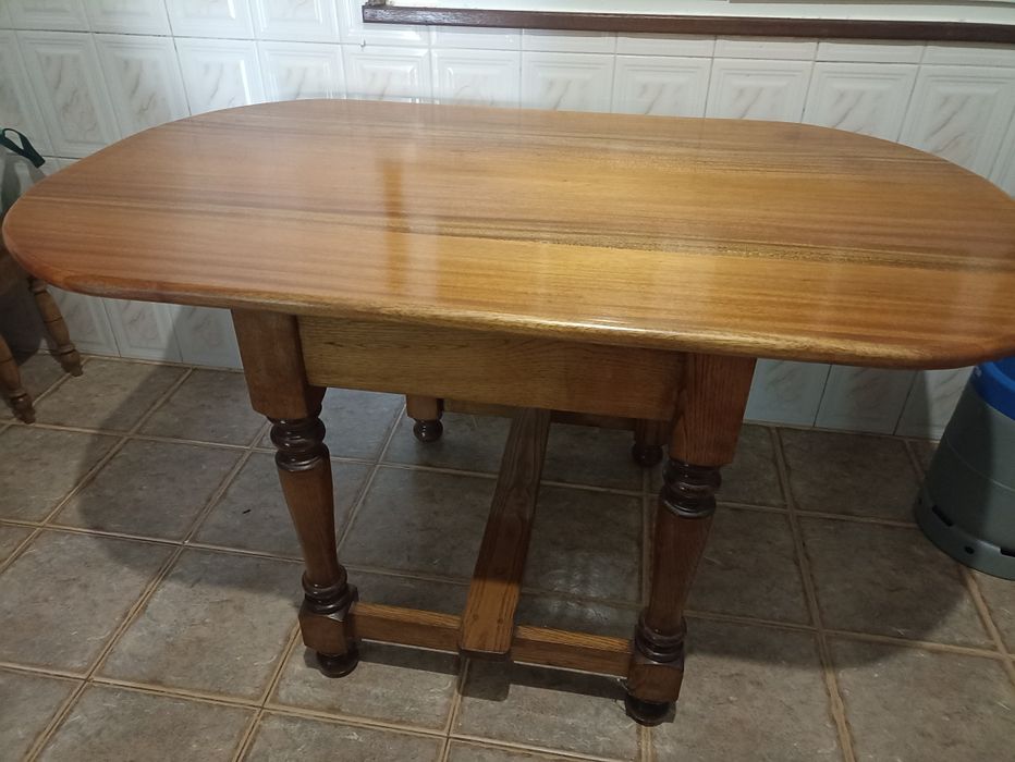 Mesa de cozinha em madeira