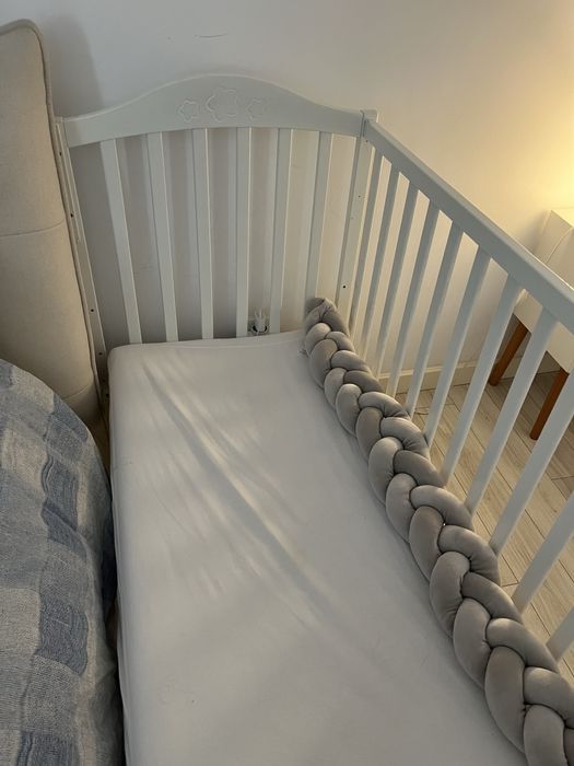Cama de bebé com grade e altura reguláveis