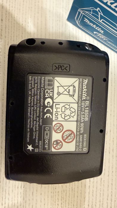 Зарядное устройство Makita DC18RC  S и батарею Makita BL1850B 18V 5Aч