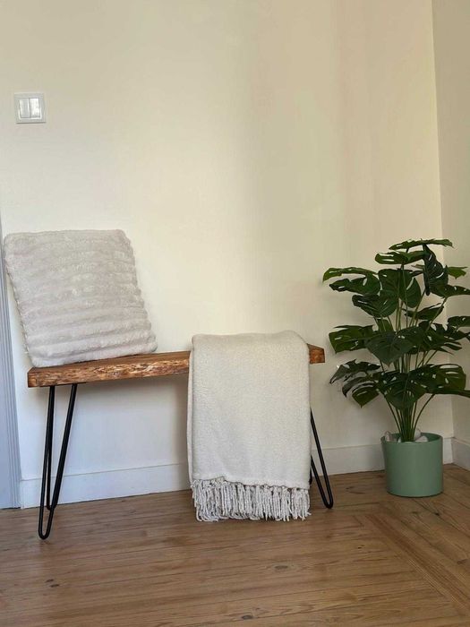 Peça artesanal única em madeira maciça, feita à mão.
