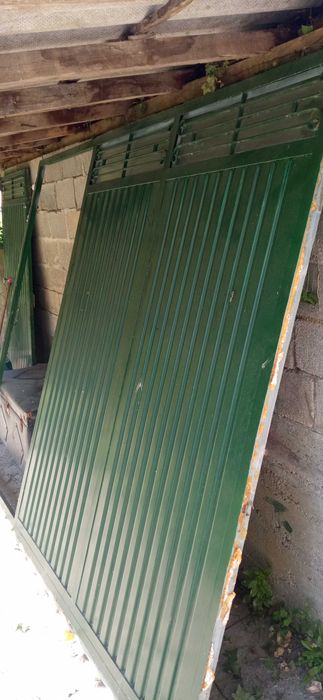 Portão de Garagem em excelente estado de conservação
