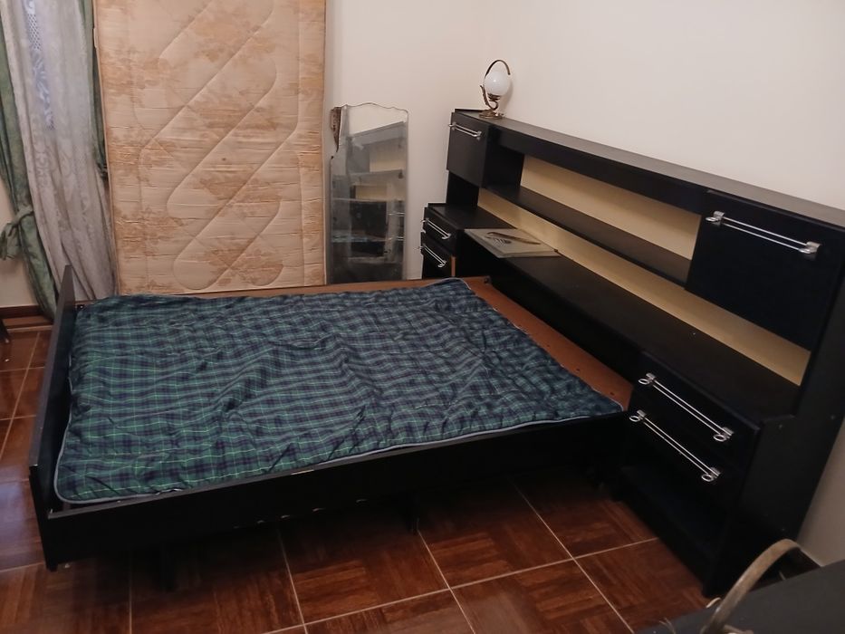 Cama de casal com cabeceira, aparador e espelho