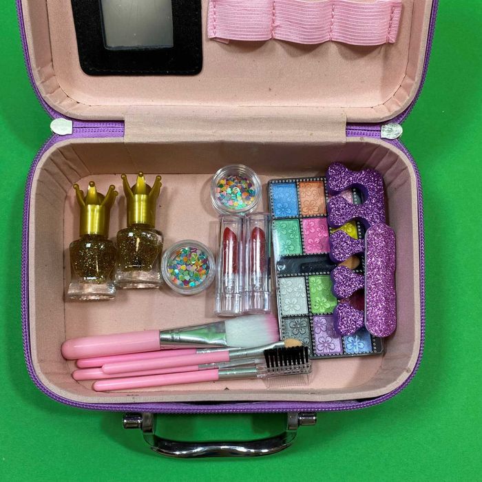 Детская косметика в чемодане венздей