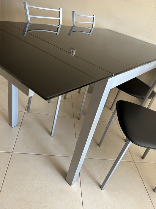 Conjunto mesa extensível aluminio tampo vidro e 4 cadeiras
