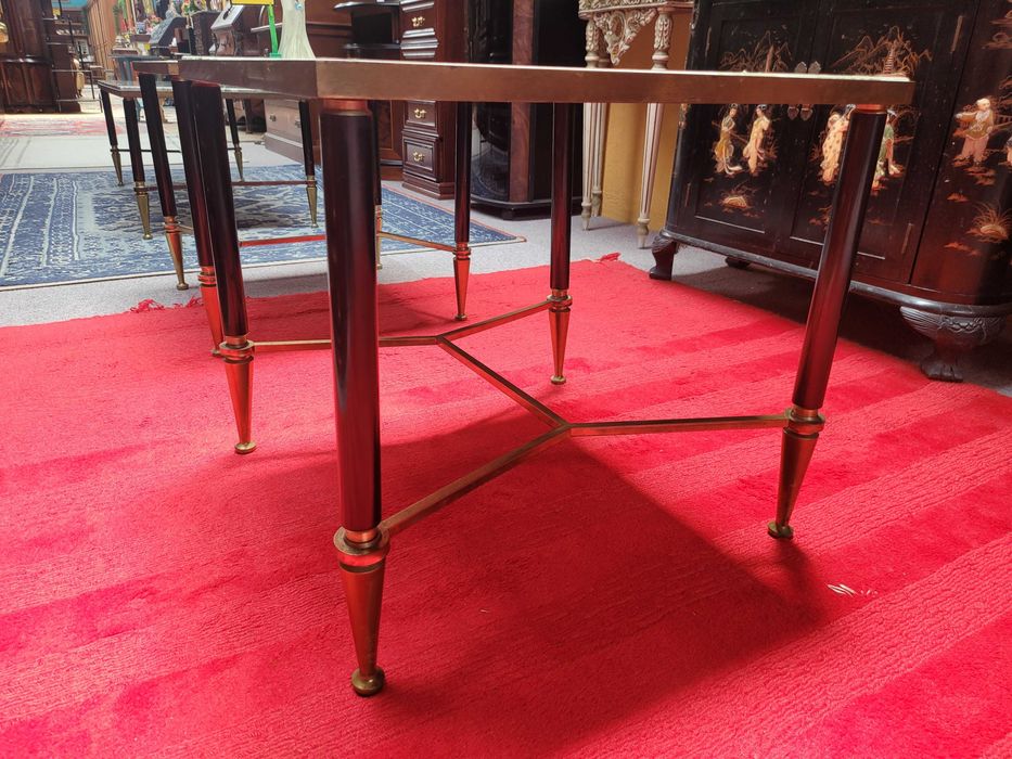 Mesas de centro quadradas em latão com tampo em pedra -