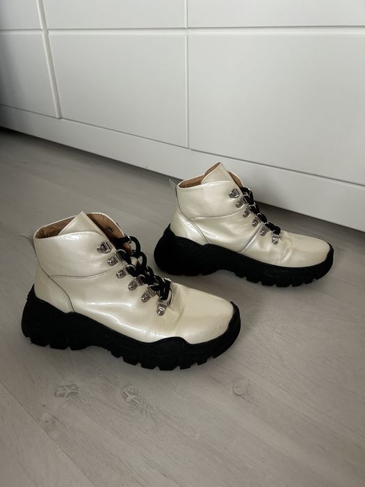 Białe buty w stylu altercore na grubszej podeszwie platformie 37