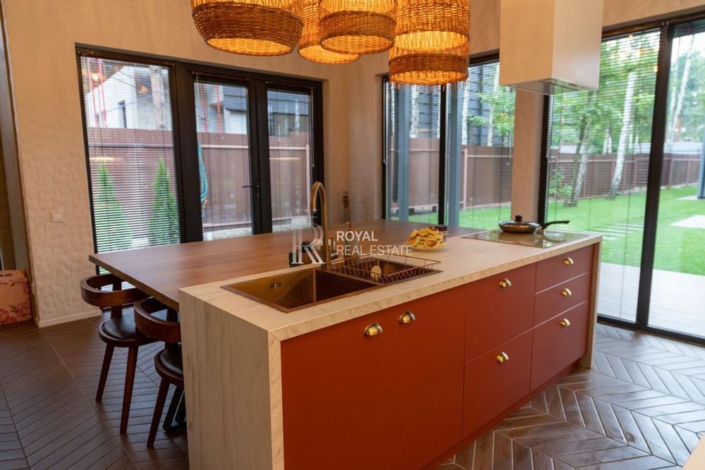 Продаж ділянки з 2 будинками КМ Riviera Village с. Лебедівка Паркінг