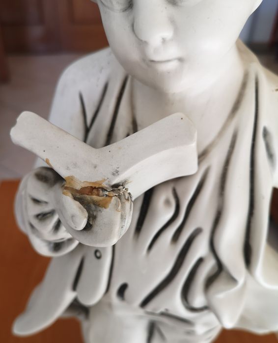 Coluna e estátua decorativas antigas