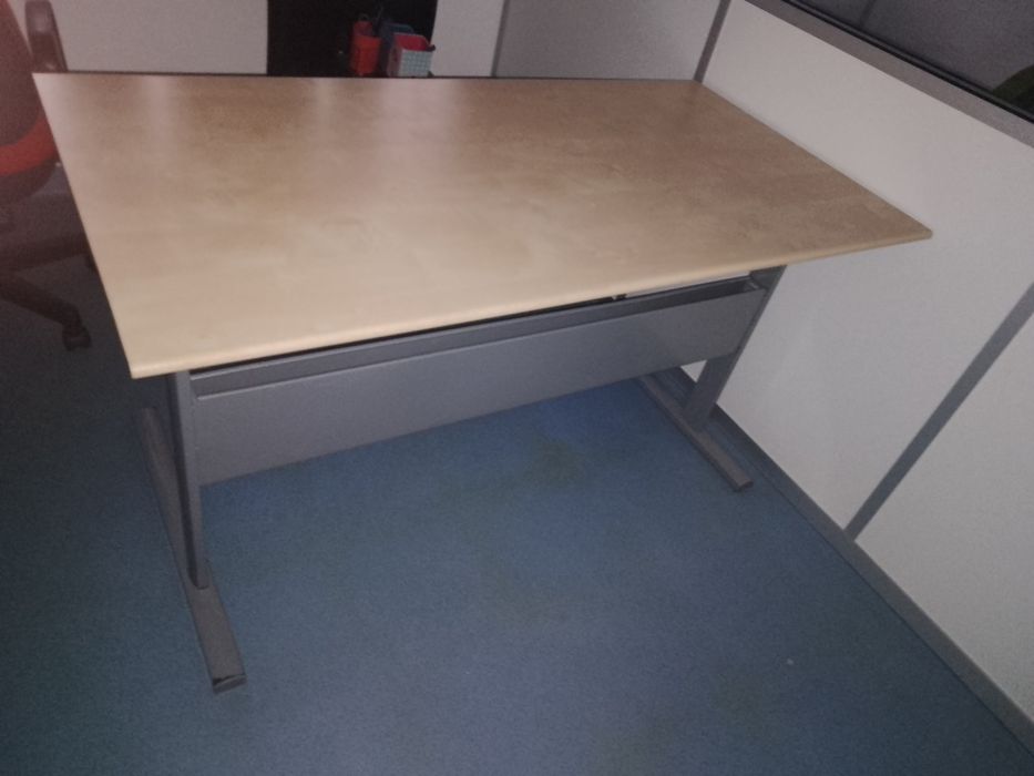 Mesa de escritório e oferta de  1 cadeira na compra da mesa