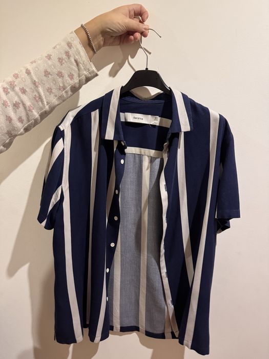 Camisa berska manga curta.