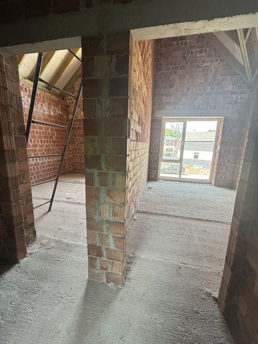 Просторий і стильний будинок у сучасному котеджному містечку