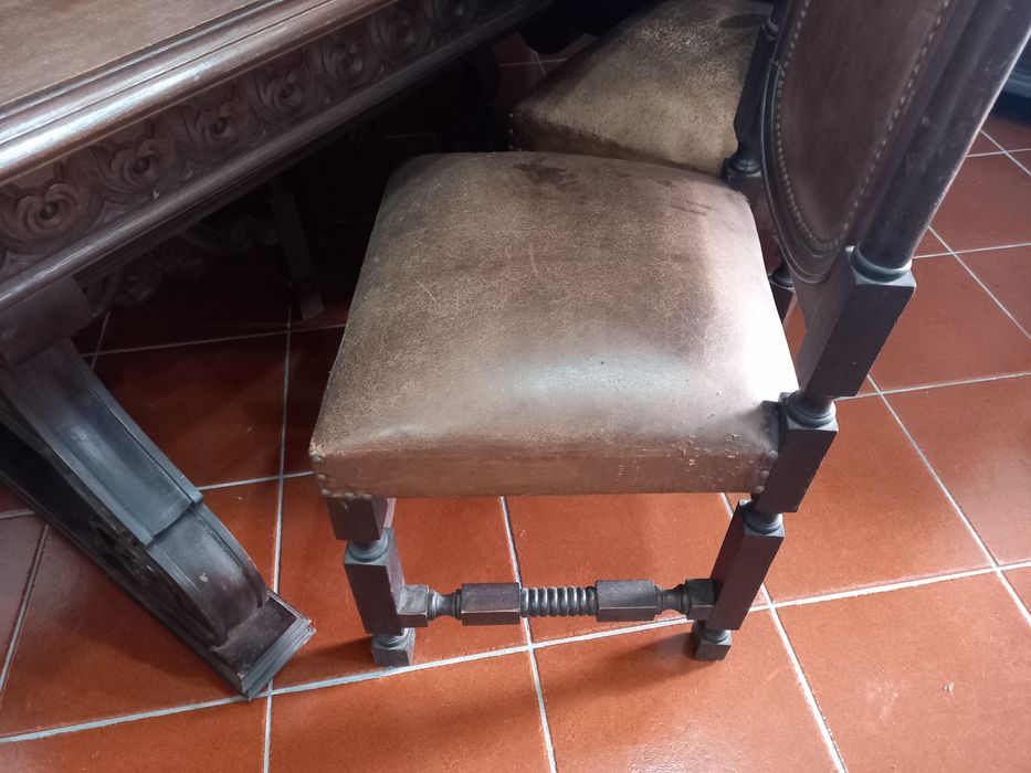 Mesa rústica, cadeiras e móvel