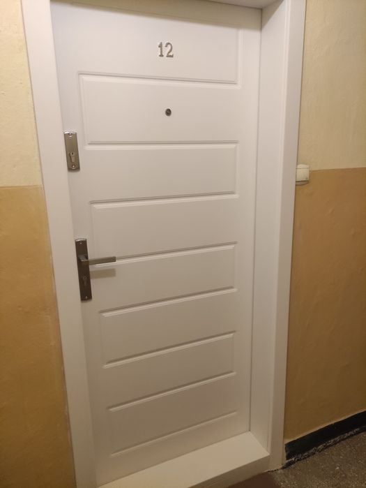 Drzwi wewnętrzne i zewnętrzne z montażem