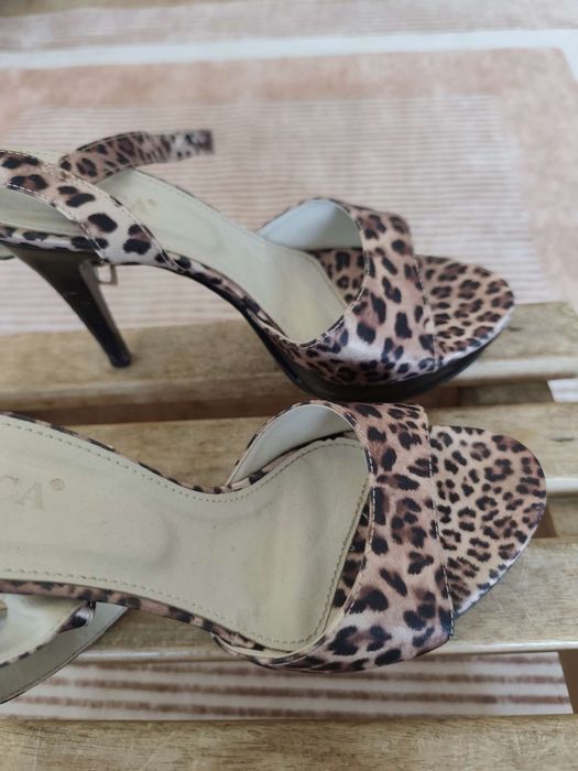 Sandalias e sapatos femininos