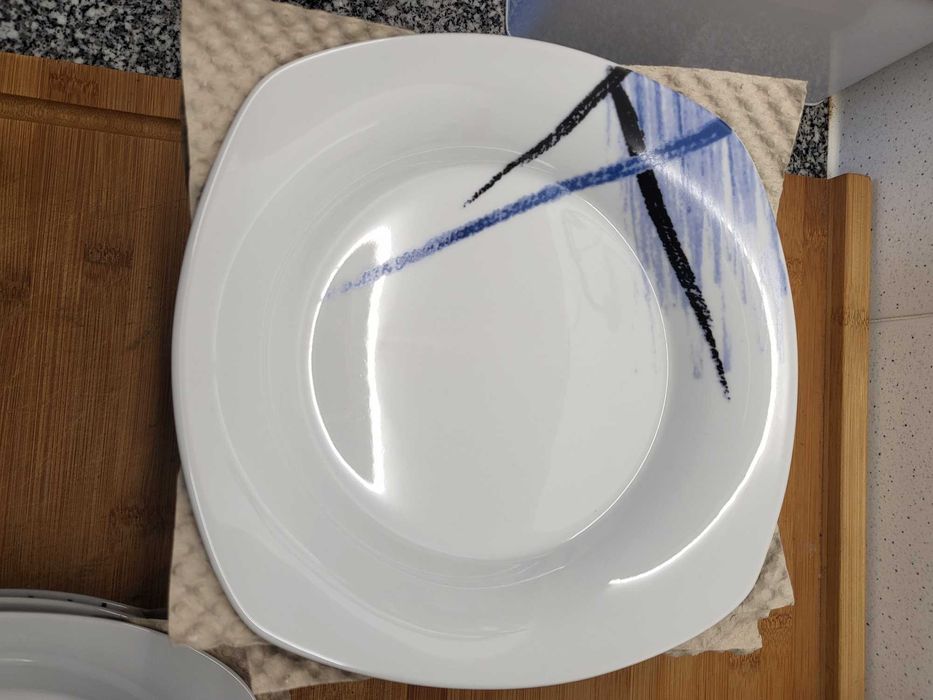 Conjunto de pratos variados - 28 peças (uso doméstico)