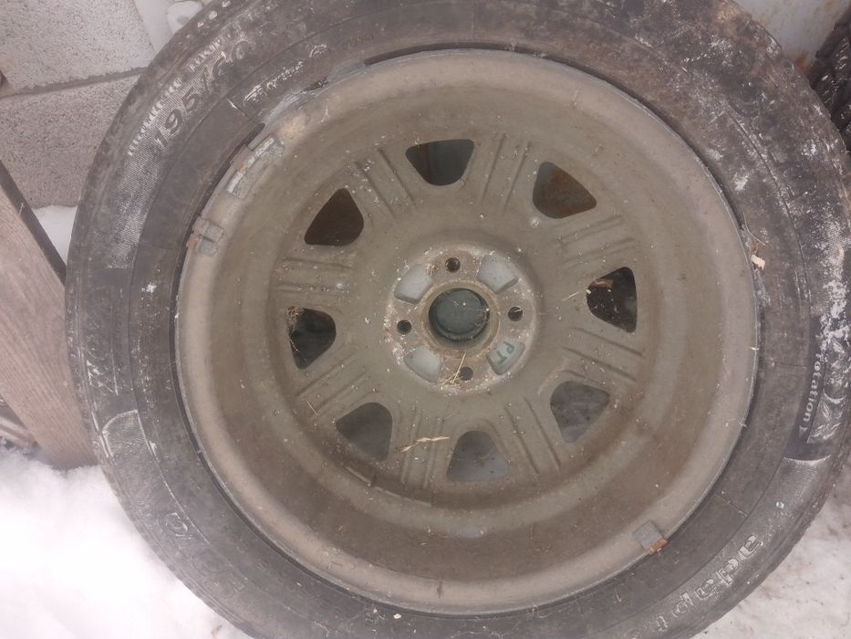 Продам тітани 4.100 R15. зимовою резиною