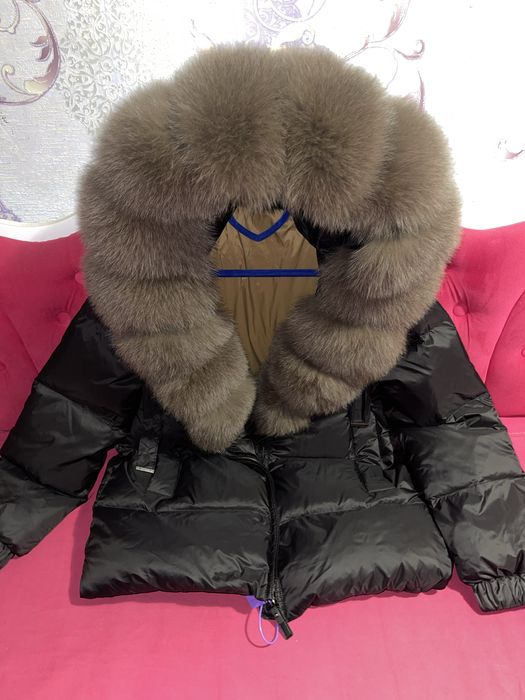 Розпродаж пуховиків з натуральним хутром