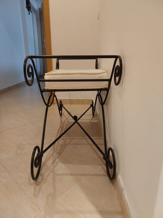 Banco em ferro com almofada