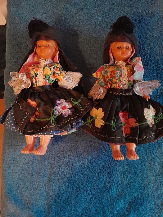 Bonecas de porcelana e de trajes tradicionais