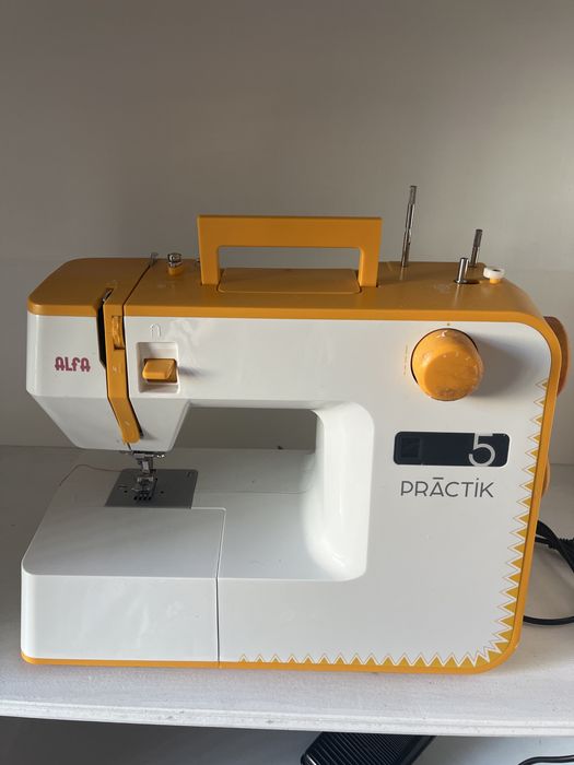 Máquina de costura Alfa