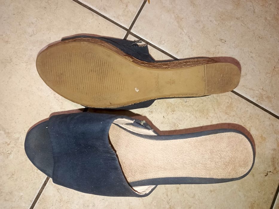 Почти новые натуральные шлепки на платформе