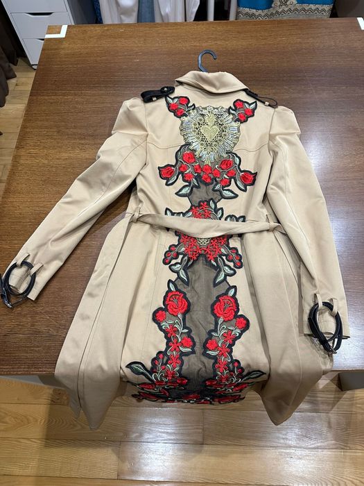 gabardina bege com bordado Sahoco