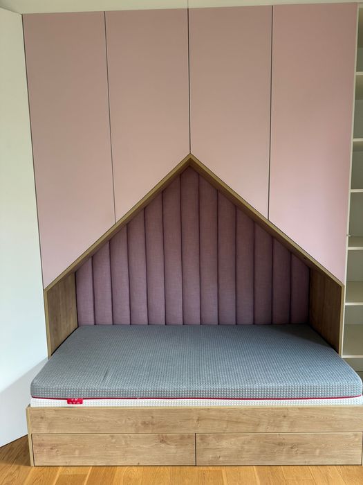 Łóżko domek w zabudowie + tapicerowane panele + materac + led