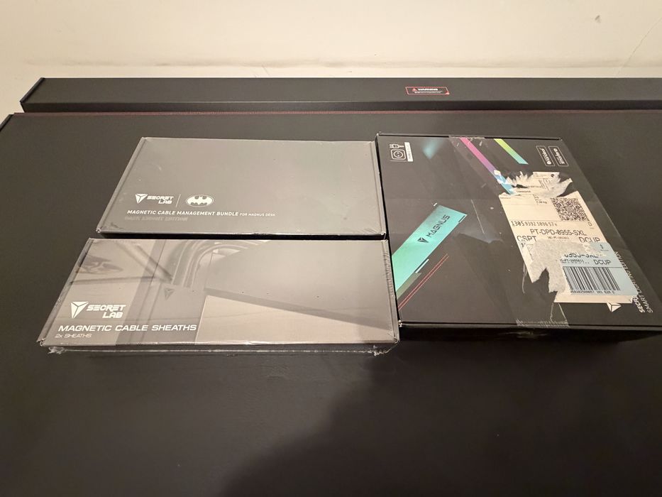 Secretaria Secretlab Magnus Pro + acessórios (gestão cabos magnética) – setup premium