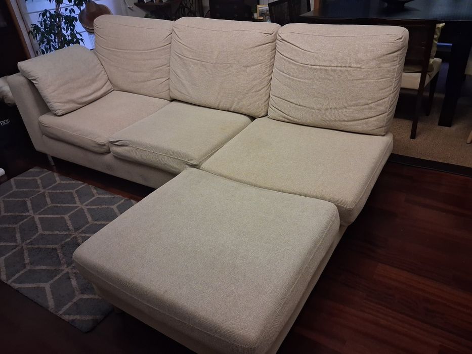 Sofá beje com chaise longue
