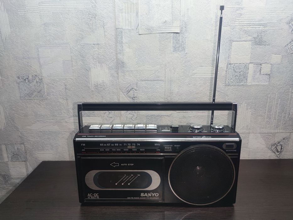 Вінтажний касетний програвач Sanyo M2670F